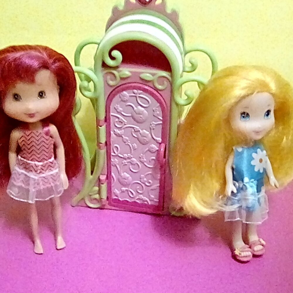 Strawberry shortcake doll & vanity furniture